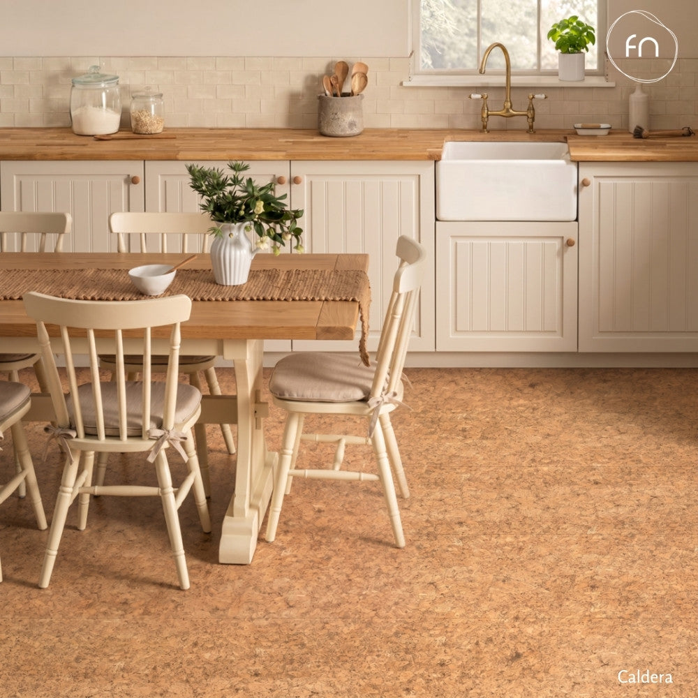 Kitchen with wooden table and chairs on a Montano cork floor, featuring the design 'Caldera'.