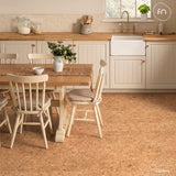 Kitchen with wooden table and chairs on a Montano cork floor, featuring the design 'Caldera'.